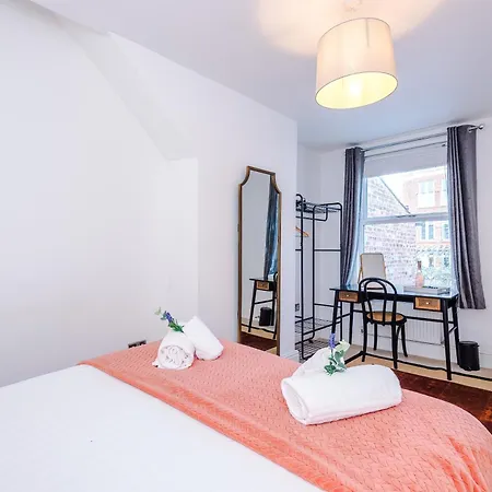 Stylish 3-Bed City Centre Home In Chester By 53 Degrees Property, Ideal For Groups, Private Parking! Exterior photo