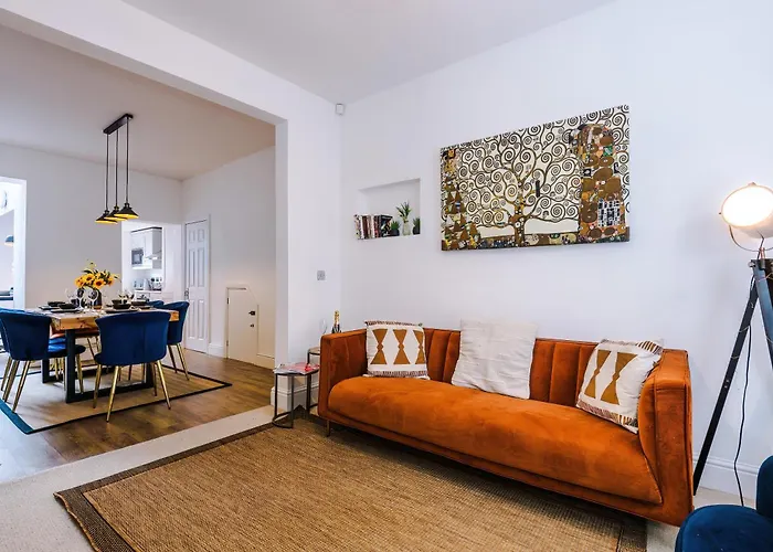 Stylish 3-Bed City Centre Home In Chester By 53 Degrees Property, Ideal For Groups, Private Parking!