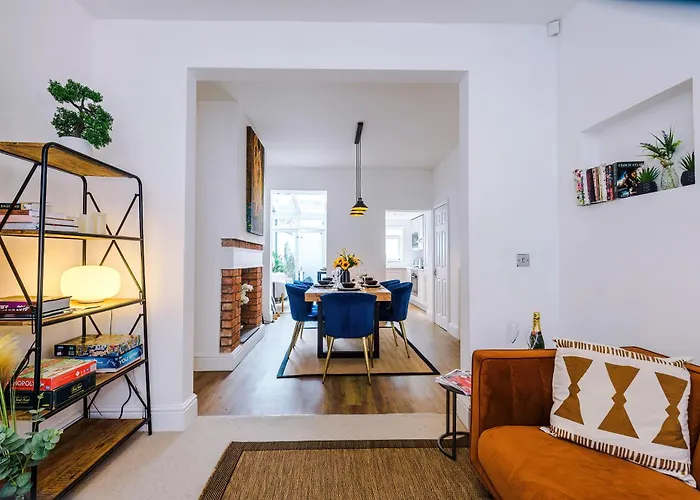 Stylish 3-Bed City Centre Home In Chester By 53 Degrees Property, Ideal For Groups, Private Parking!