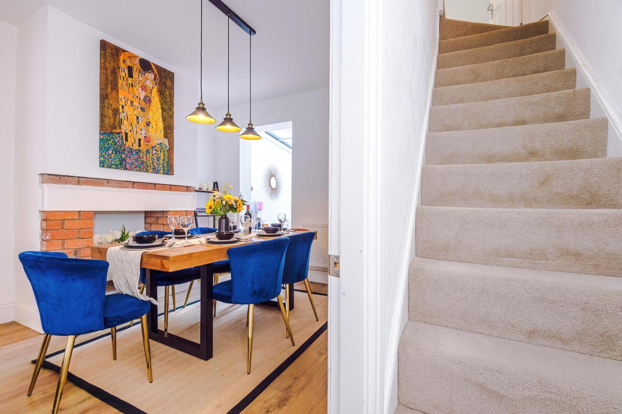 Stylish 3-bed Centre In By 53 Degrees Property, Ideal For Groups, Private Parking! Holiday home Chester