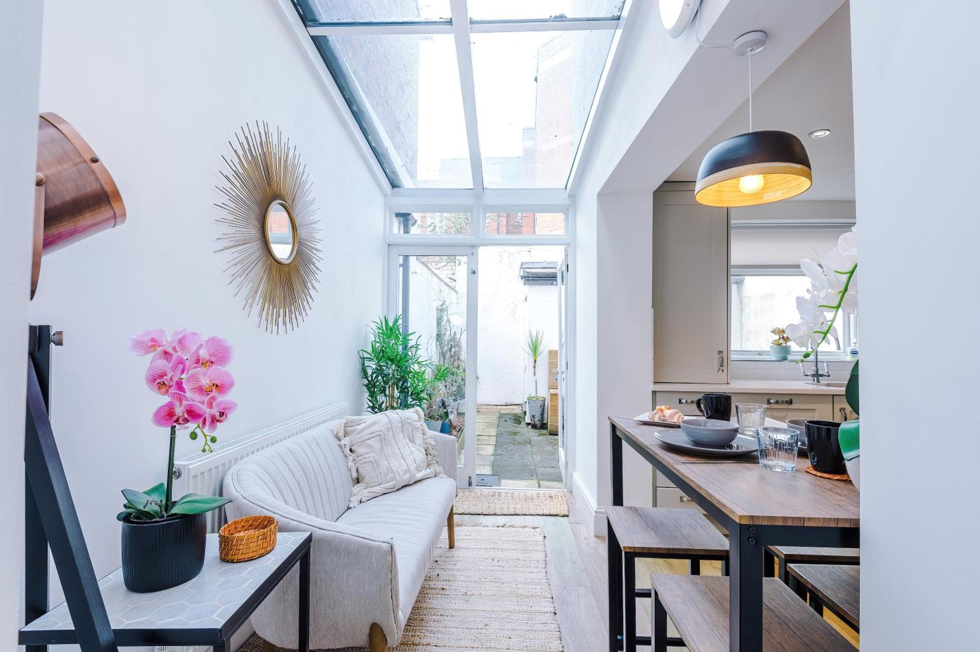 Дом отдыха Stylish 3-bed Centre In By 53 Degrees Property, Ideal For Groups, Private Parking! Честер
