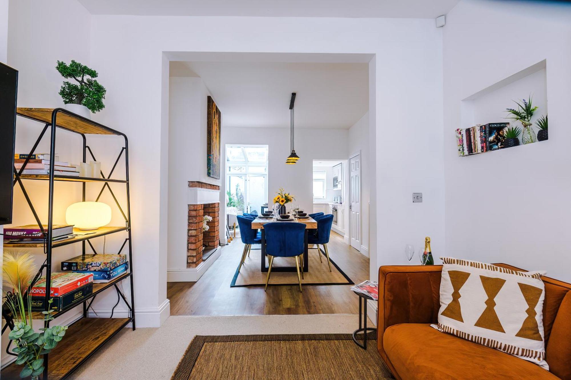 Stylish 3-bed Centre In By 53 Degrees Property, Ideal For Groups, Private Parking! * Chester
