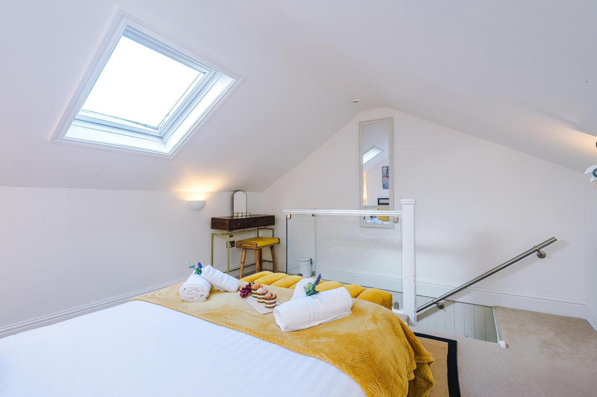 Stylish 3-bed Centre In By 53 Degrees Property, Ideal For Groups, Private Parking! Holiday home