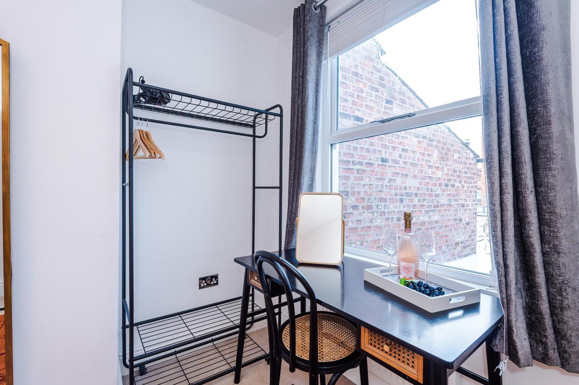 Stylish 3-bed Centre In By 53 Degrees Property, Ideal For Groups, Private Parking! * Chester