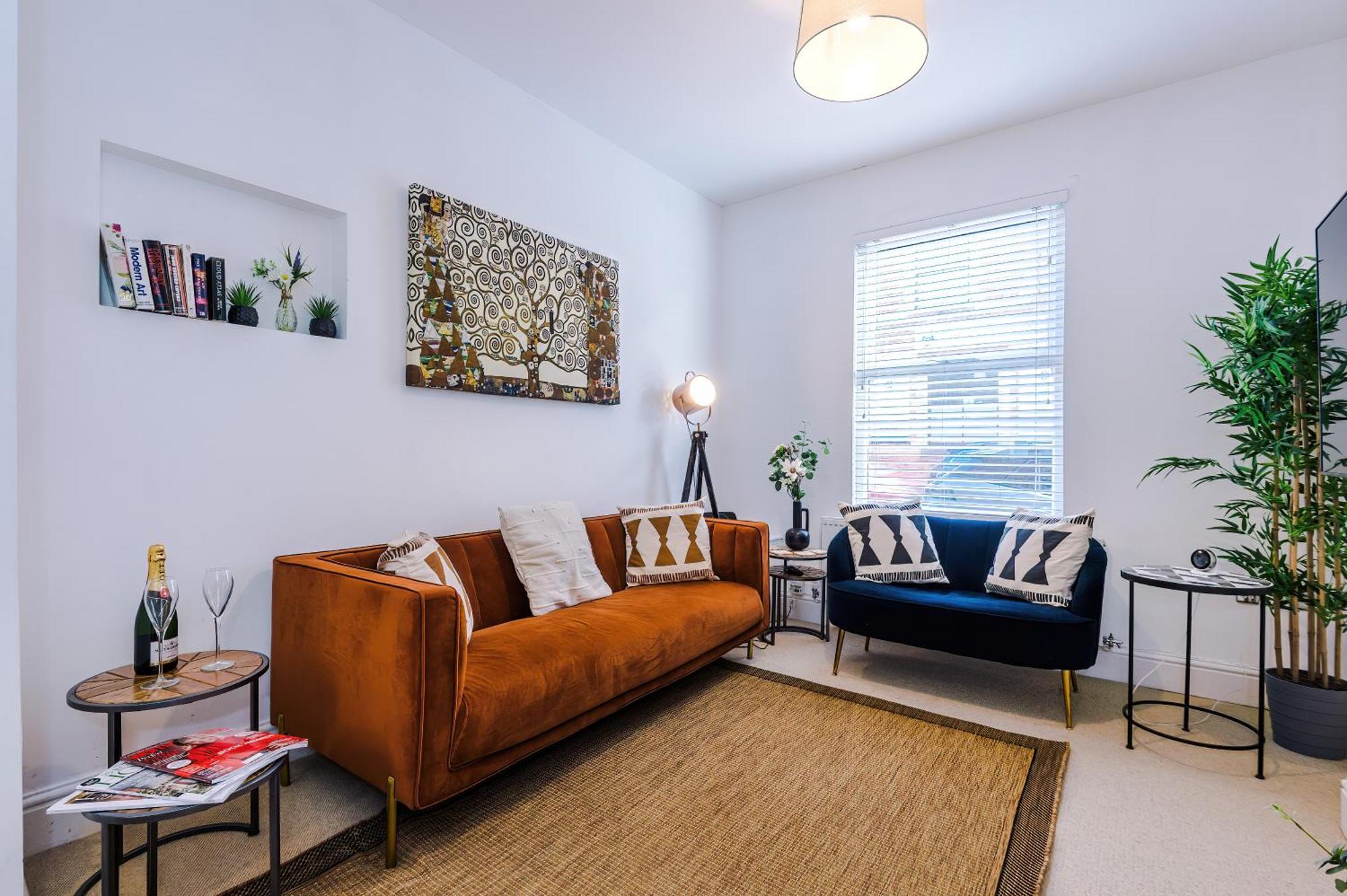 Stylish 3-bed Centre In By 53 Degrees Property, Ideal For Groups, Private Parking! Holiday home *