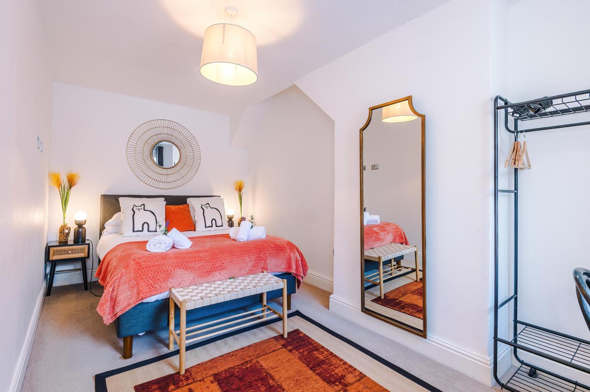Holiday home Stylish 3-bed Centre In By 53 Degrees Property, Ideal For Groups, Private Parking! *