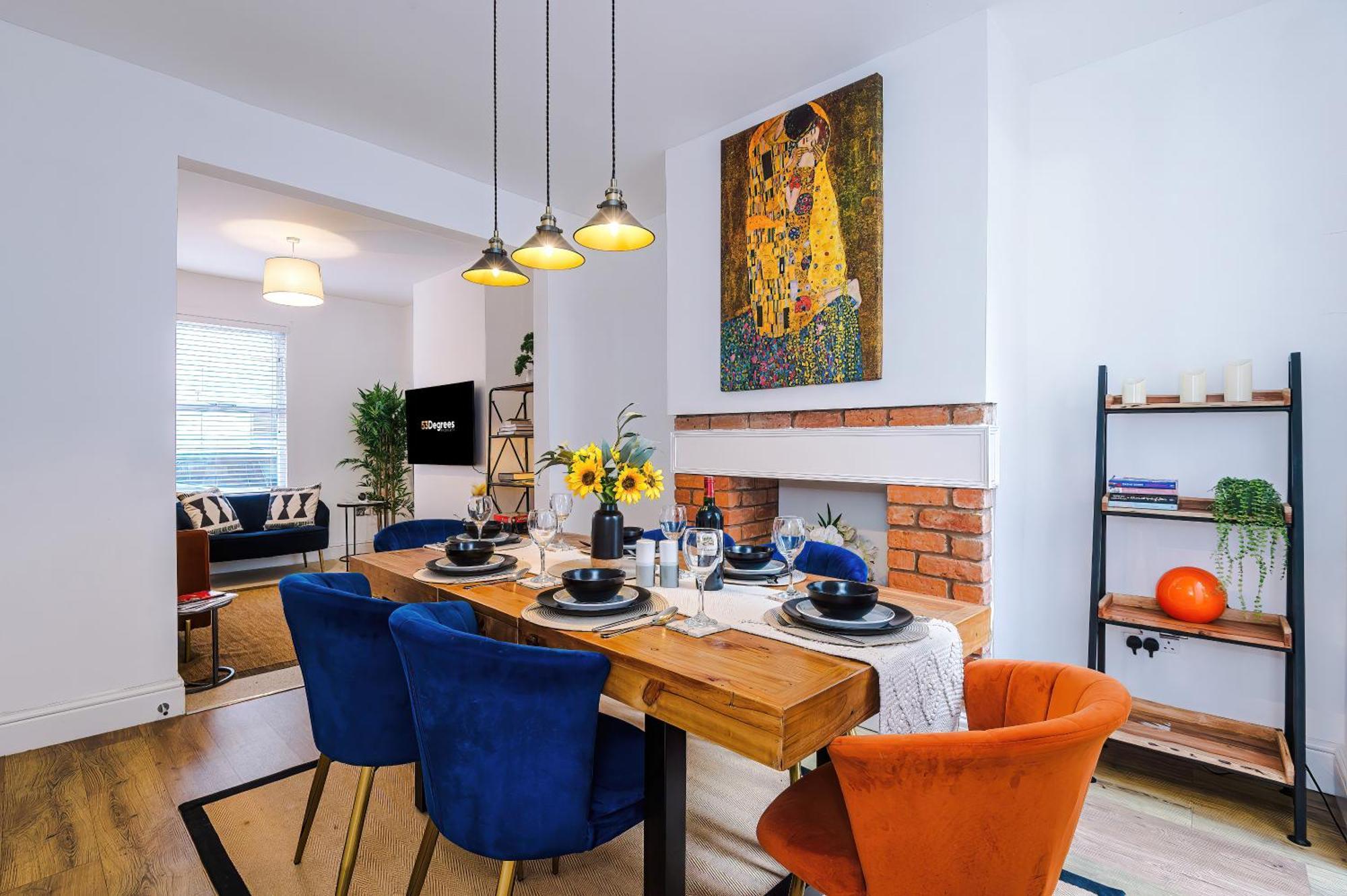 Stylish 3-bed Centre In By 53 Degrees Property, Ideal For Groups, Private Parking! Holiday home Chester