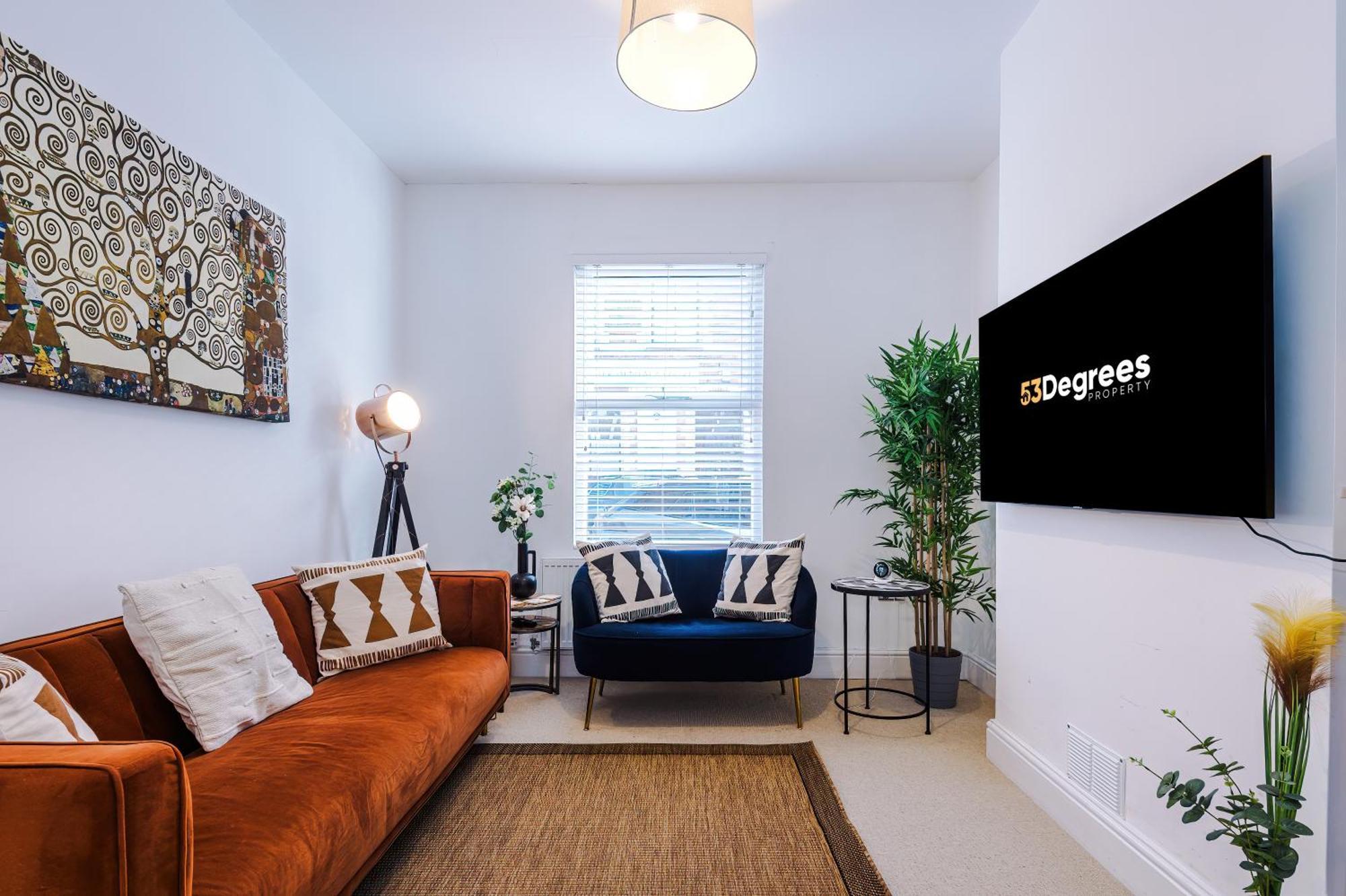 Stylish 3-bed Centre In By 53 Degrees Property, Ideal For Groups, Private Parking! *