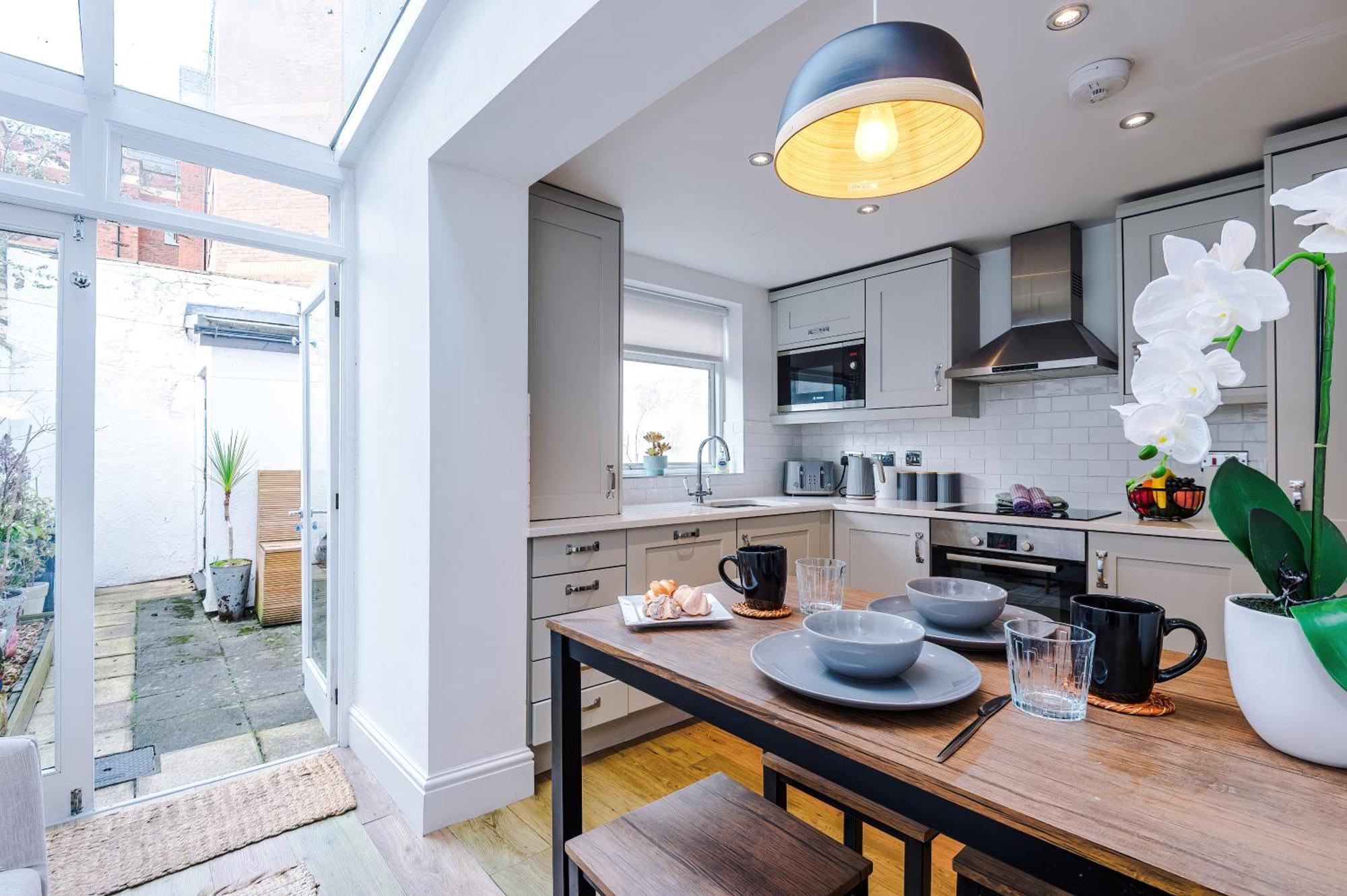 Holiday home Stylish 3-bed Centre In By 53 Degrees Property, Ideal For Groups, Private Parking!