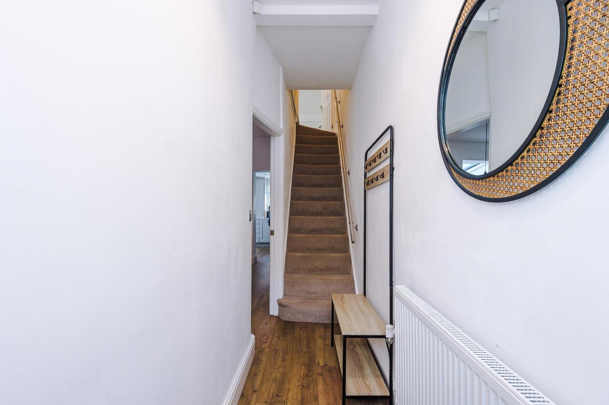 Stylish 3-bed Centre In By 53 Degrees Property, Ideal For Groups, Private Parking! Holiday home *