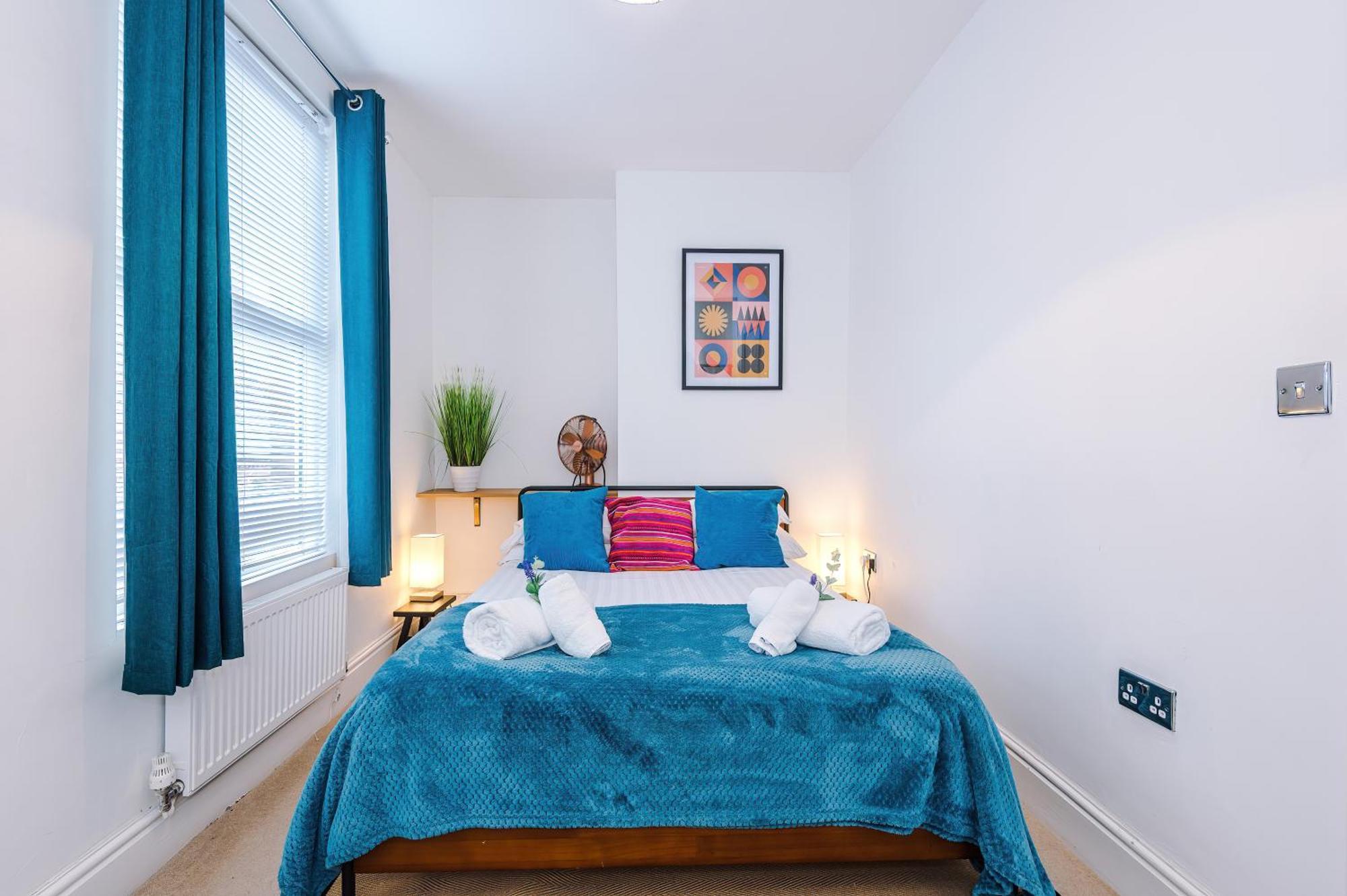 Stylish 3-bed Centre In By 53 Degrees Property, Ideal For Groups, Private Parking! Holiday home Chester