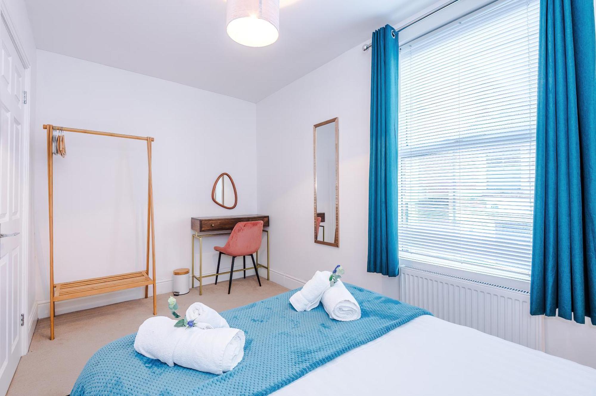 Stylish 3-bed Centre In By 53 Degrees Property, Ideal For Groups, Private Parking! Chester