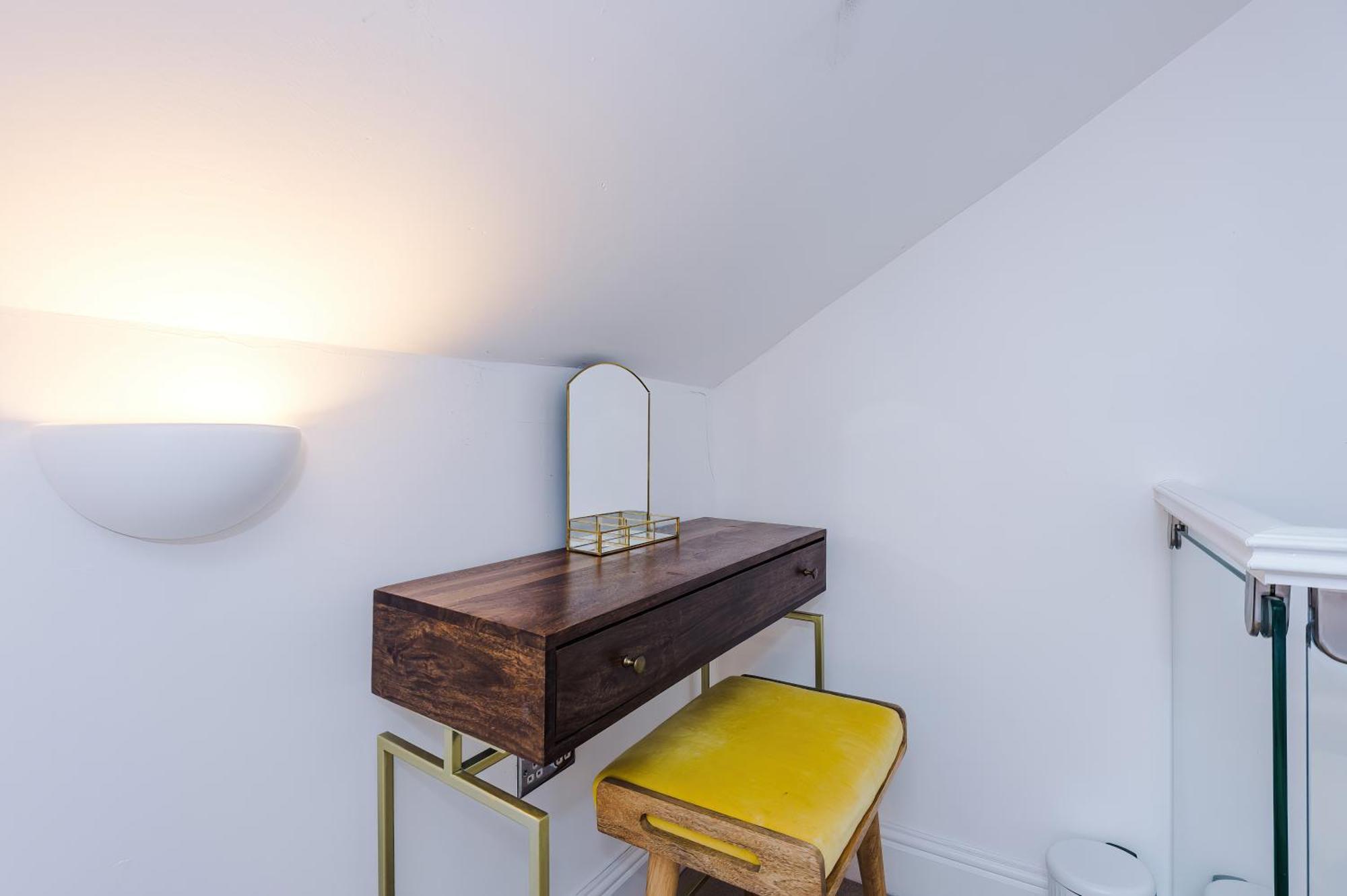 Stylish 3-bed Centre In By 53 Degrees Property, Ideal For Groups, Private Parking! * Chester