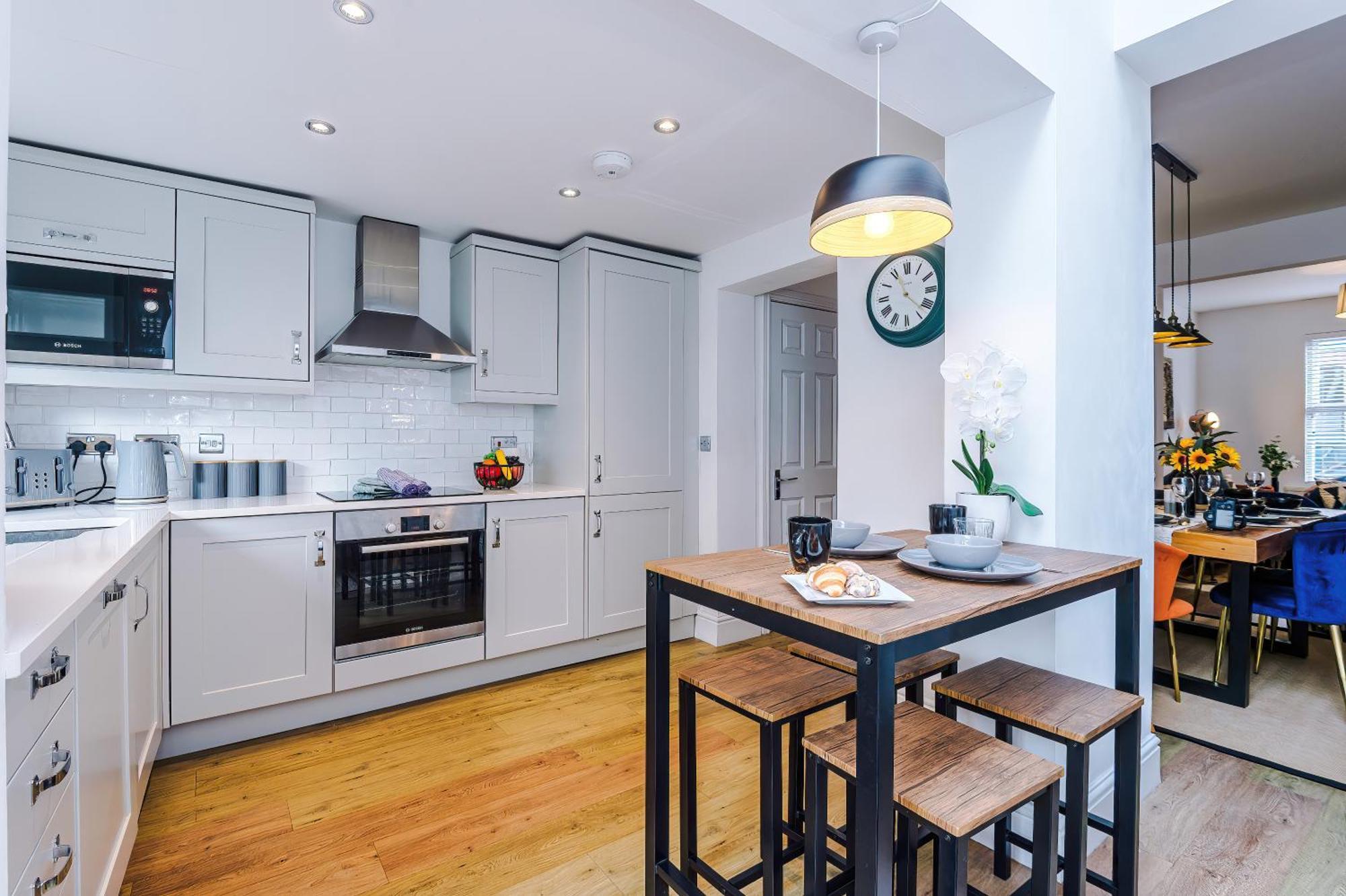 Stylish 3-bed Centre In By 53 Degrees Property, Ideal For Groups, Private Parking!