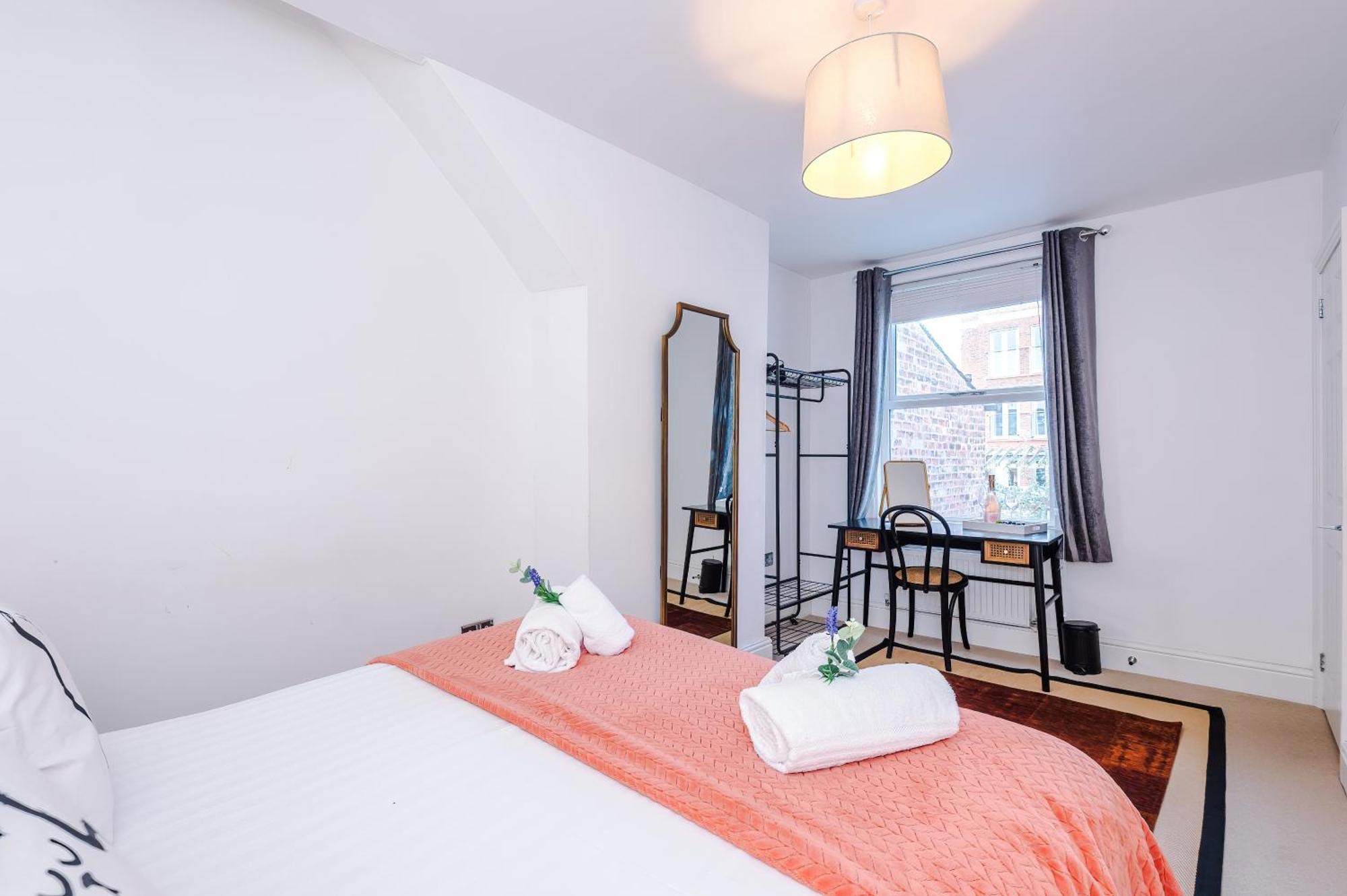 Holiday home Stylish 3-bed Centre In By 53 Degrees Property, Ideal For Groups, Private Parking!