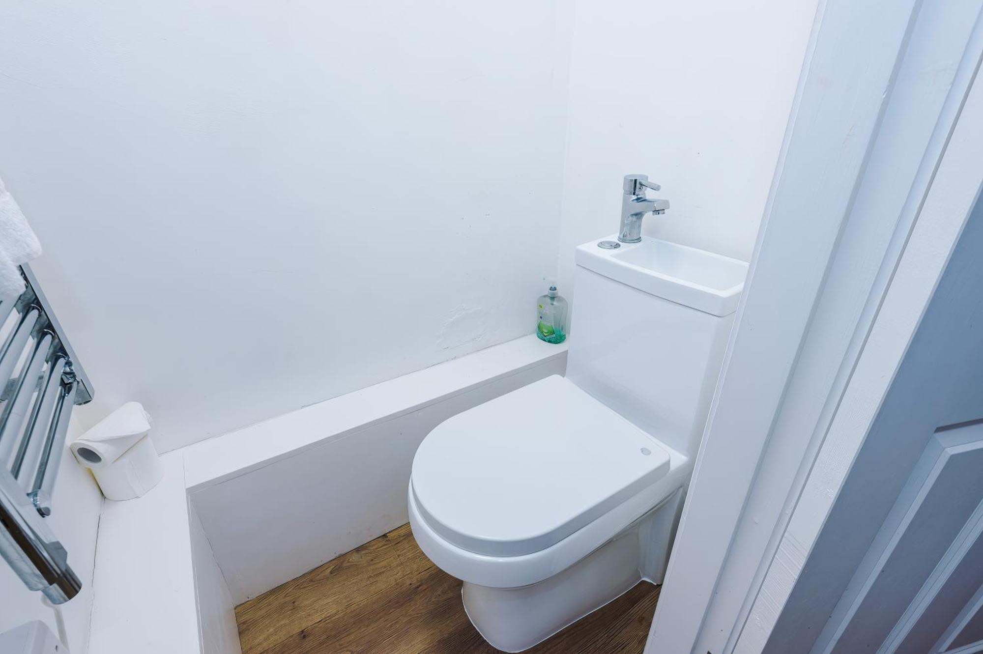 Stylish 3-bed Centre In By 53 Degrees Property, Ideal For Groups, Private Parking! Holiday home *