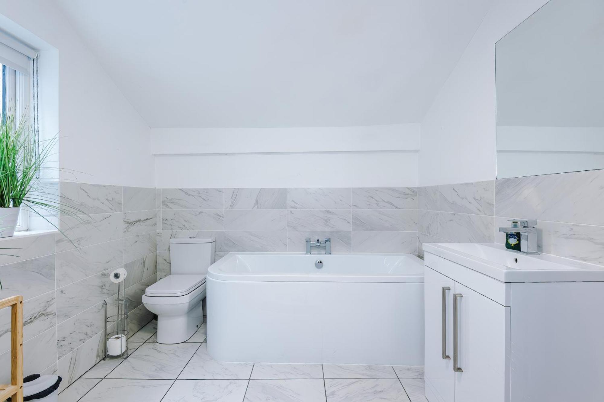 Holiday home Stylish 3-bed Centre In By 53 Degrees Property, Ideal For Groups, Private Parking! *